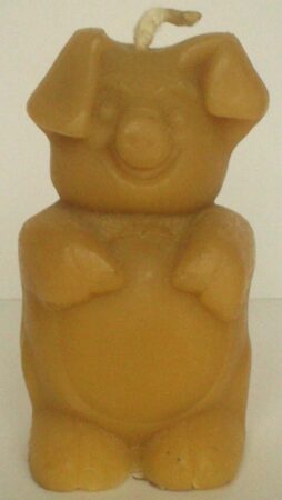 Bougie décorative en pure cire d'abeille naturelle en forme de cochon, fabriquée artisanalement par Miel et Délices, idéale pour les amateurs d'animaux.