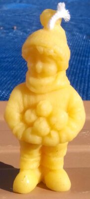 Bougie décorative en pure cire d'abeille naturelle en forme de figurine (ex: ange, animal, personnage), fabriquée artisanalement par Miel et Délices.