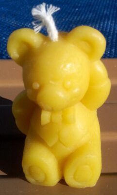 Bougie en pure cire d'abeille naturelle en forme de nounours, fabriquée artisanalement par Miel et Délices, idéale pour un cadeau ou la décoration.