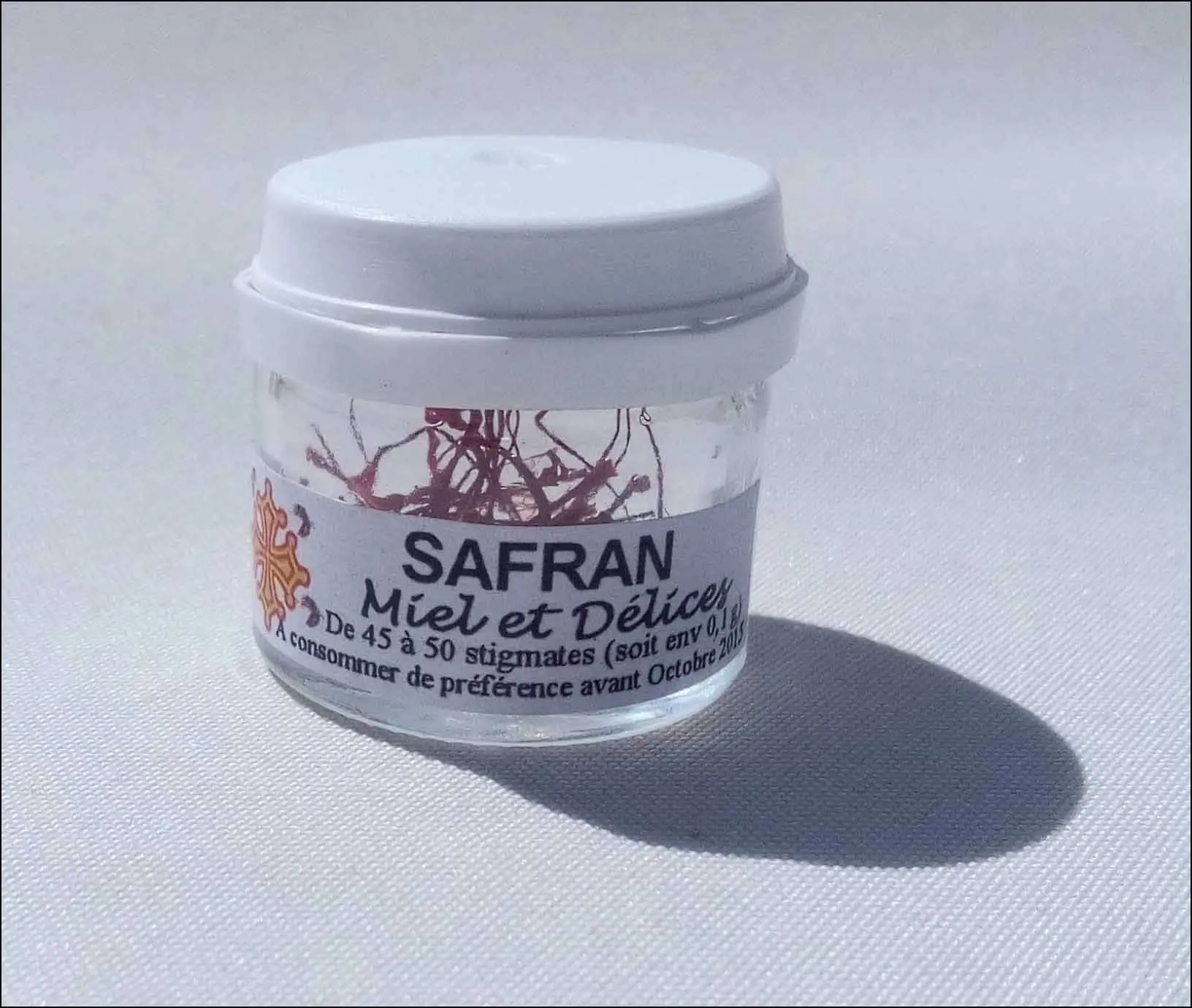 Découvrez notre Safran en stigmates entiers Miel et Délices, l'épice précieuse cultivée avec soin dans le Parc Naturel du Haut-Languedoc. Ses stigmates rouges intenses et ses arômes délicats sublimeront vos plats, offrant une touche de luxe et d'authenticité culinaire.