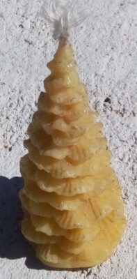 Bougie en pure cire d'abeille naturelle en forme de sapin de Noël, fabriquée artisanalement par Miel et Délices, pour une lumière douce et un parfum délicat.