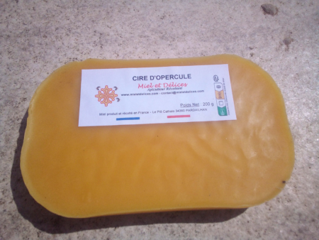 Pain de cire d'abeille d'opercule pure de 200g, cire naturelle récoltée par Miel et Délices, idéale pour cosmétiques DIY et bougies artisanales.