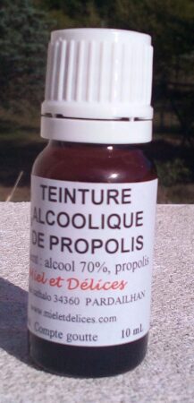 Découvrez notre propolis en gouttes Miel et Délices, présentée dans un flacon pratique avec compte-gouttes pour une utilisation facilitée. Cet extrait concentré de propolis est reconnu pour ses propriétés purifiantes et apaisantes. C'est l'allié idéal pour soutenir vos défenses naturelles, adoucir la gorge et contribuer à votre bien-être général, avec une précision de dosage incomparable.